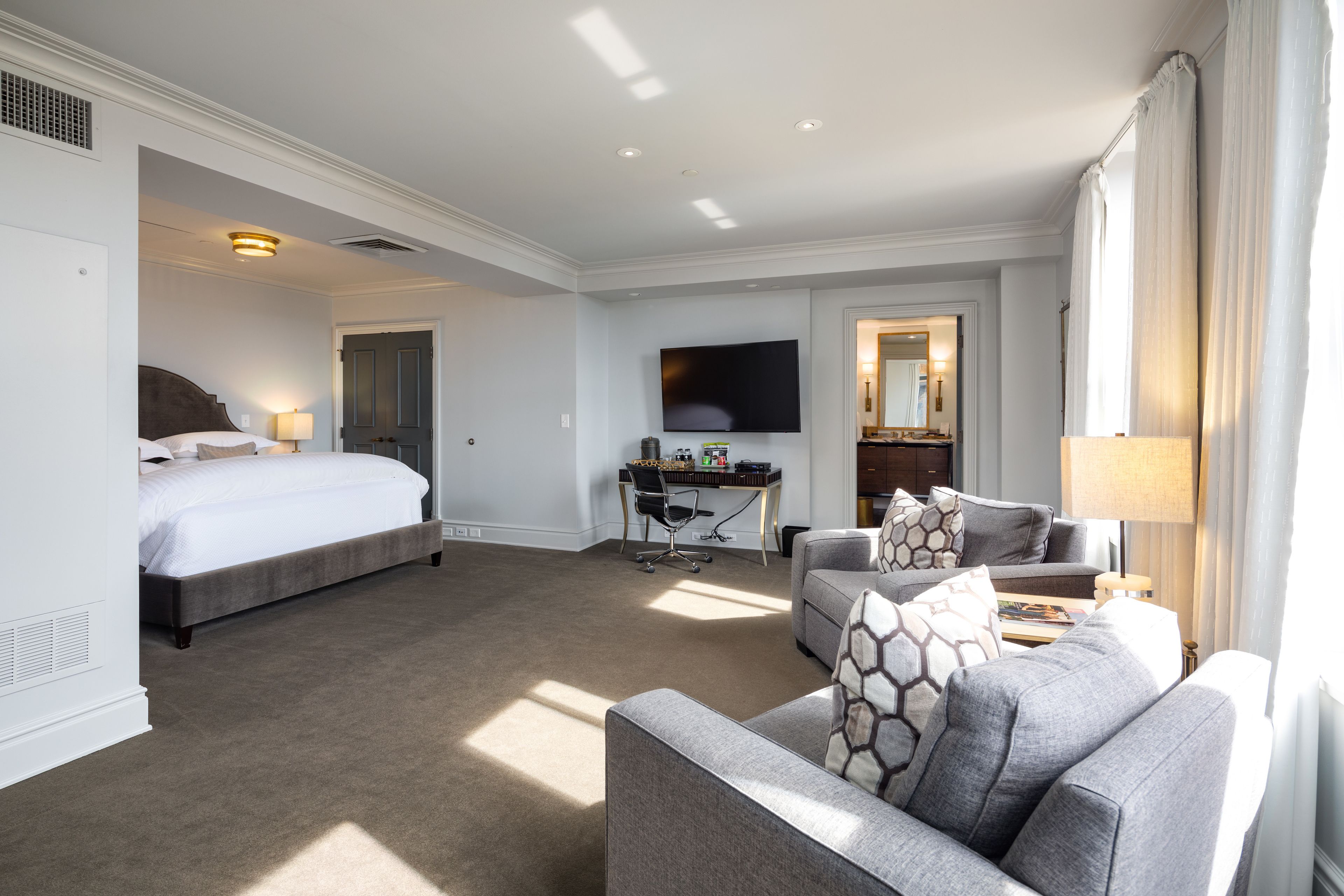 premier suite, 1 king bed, city view | living area | flat-screen tv, netflix