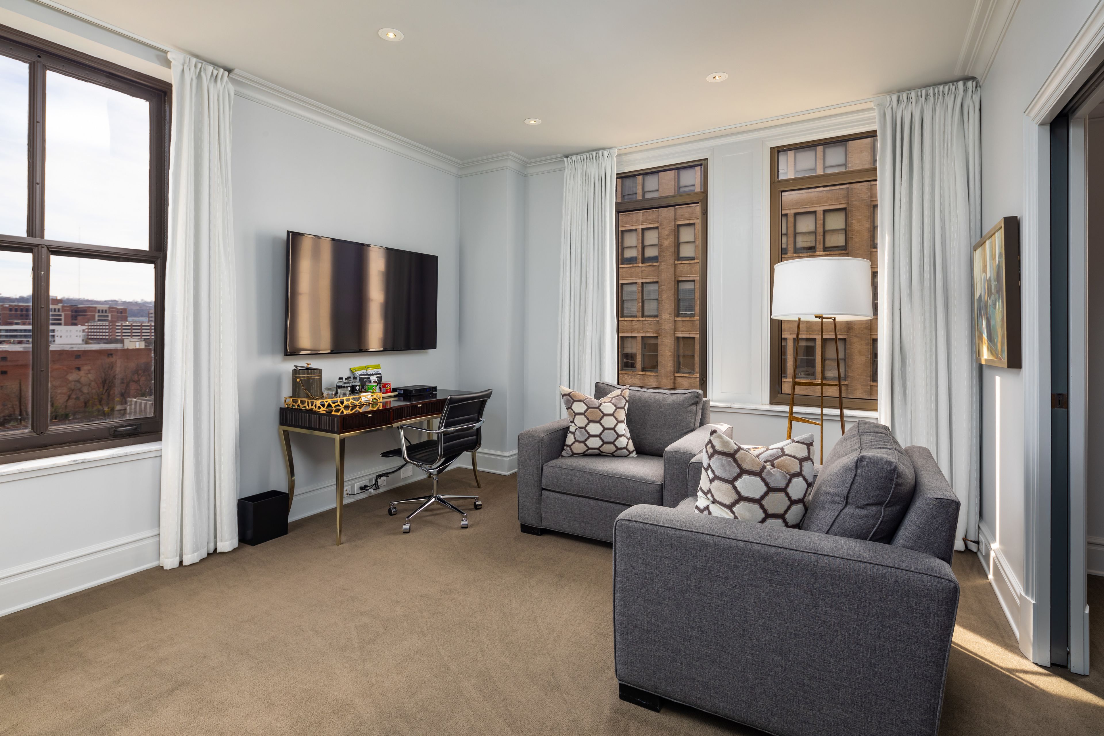 executive suite, 1 king bed, city view | individually decorated, individually furnished, desk, blackout curtains