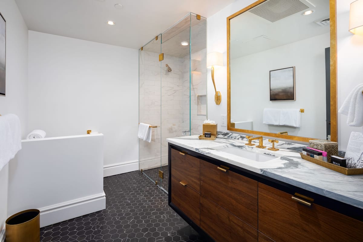 executive suite, 1 king bed, city view | bathroom | shower, hair dryer, bathrobes, towels
