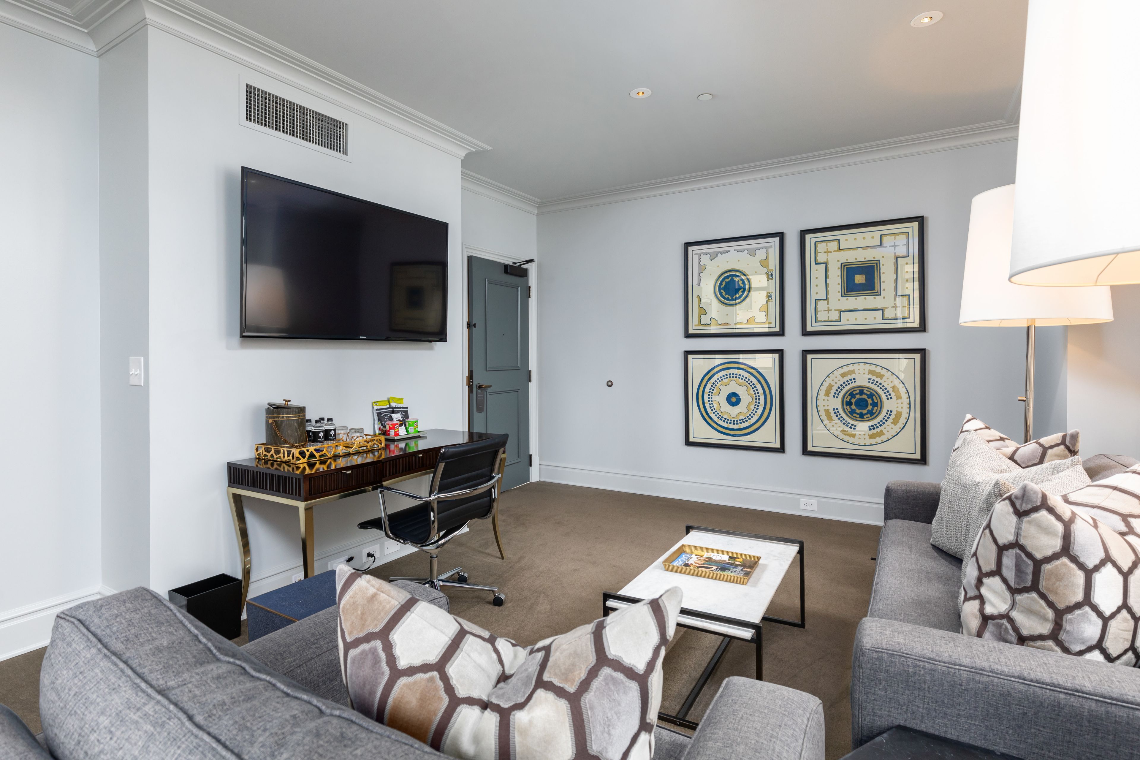 classic suite, 1 king bed, city view | living area | flat-screen tv, netflix