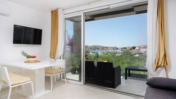 Appartement Supérieur, vue mer | Coin séjour | Télévision LED