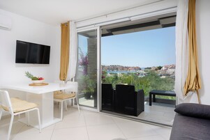 Apartamento superior, vista para o mar | Área de estar | TV LED