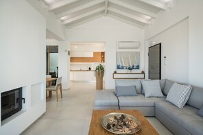 Smart-TV, peis, bøker og stereoanlegg