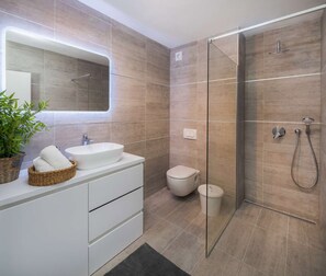 Secador de pelo, toallas y papel higiénico