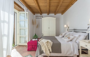 4 bedrooms, in-room safe, iron/ironing board, WiFi