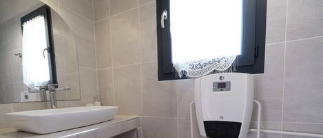 Dusche, Haartrockner, Handtücher