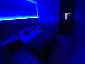 Ropa de cama de alta calidad, cubrecamas y muebles diferentes