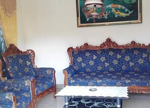 Lobby sitting area - Puri Made 2 Homestay (Banyuwangi)