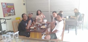 Family dining - Puri Made 2 Homestay (Banyuwangi)