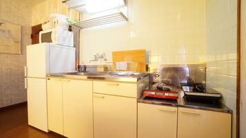 Réfrigérateur, micro-ondes, plaque de cuisson, bouilloire électrique