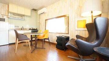 Réfrigérateur, micro-ondes, plaque de cuisson, bouilloire électrique