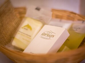 Artículos de higiene personal gratuitos y toallas