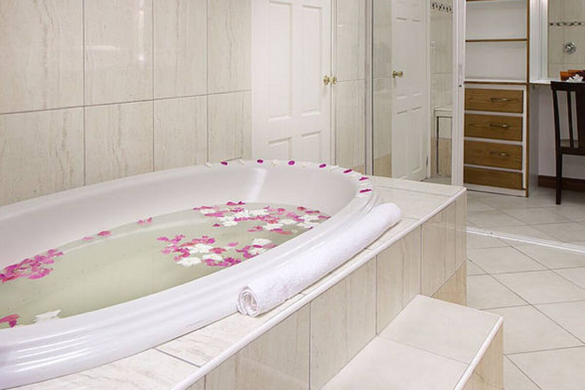 penthouse suite | jetted bathtub