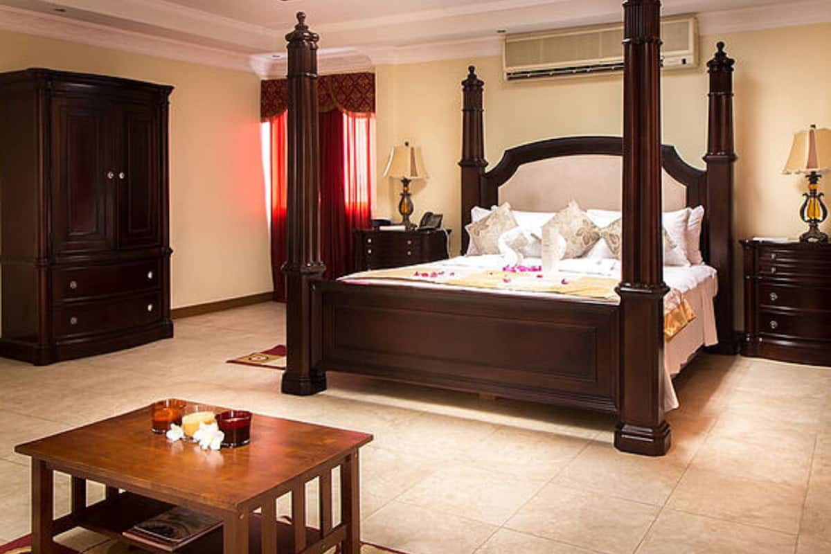 penthouse suite | blackout curtains, iron/ironing board, free wifi, bed sheets