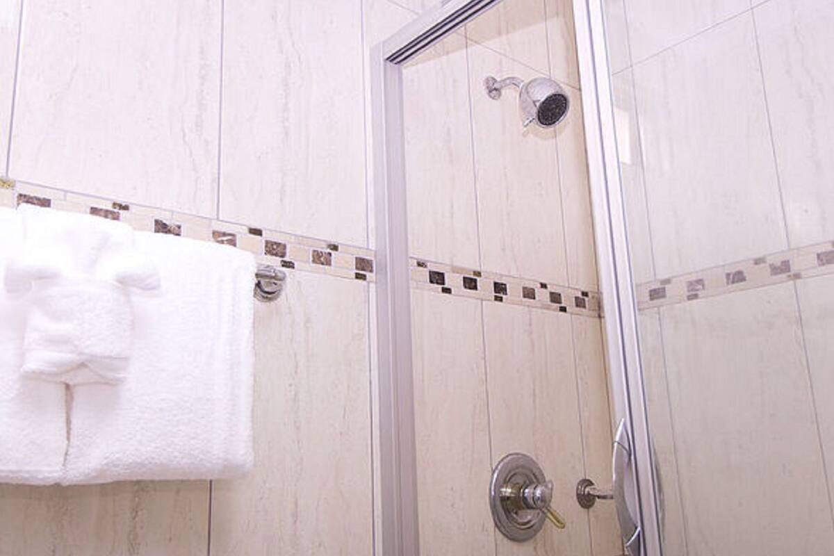 free toiletries, towels