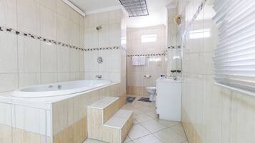 Jetted bathtub