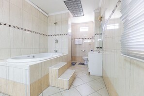 Penthouse Suite | Jetted tub - Cattleya Hotel (Tunapuna)