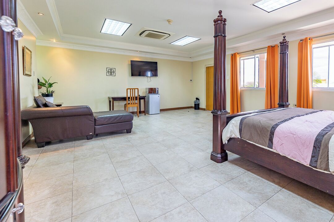 Minibar, cortinas blackout, tabla de planchar con plancha y wifi gratis 