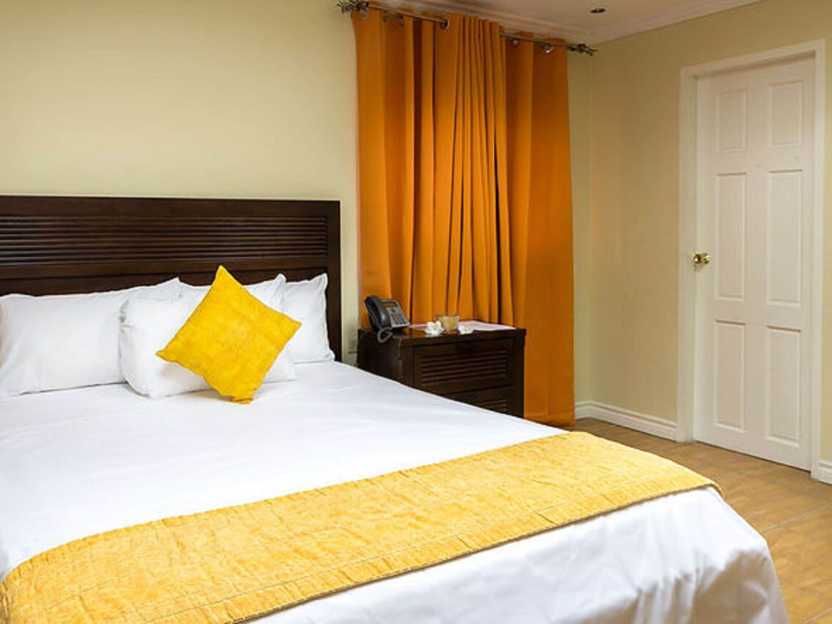 single suite | blackout curtains, iron/ironing board, free wifi, bed sheets