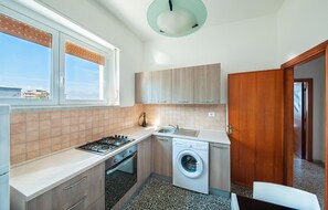 Kühlschrank, Herdplatte, Kochgeschirr/Geschirr/Besteck