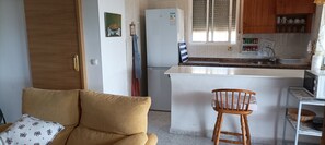 Refrigerador, microondas, horno, cafetera/tetera