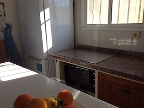 Refrigerador, microondas, horno, cafetera/tetera