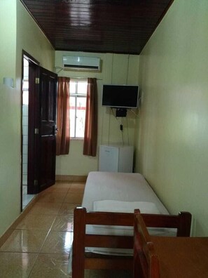Single Room, 1 Twin Bed | Desk, blackout drapes, iron/ironing board, free WiFi - Hotel Regina (Porto Velho)