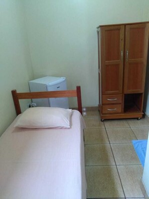 Escritorio, cortinas blackout y tabla de planchar con plancha 