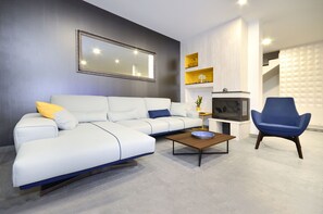 Een televisie, een open haard en een videogameconsole