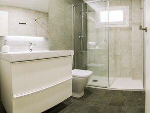 Bathtub, hair dryer, towels - LUJOSA VIVIENDA EN PLENA JUDERIA (córdoba)