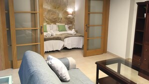 Un dormitorio con una cama, un sofá y un armario.