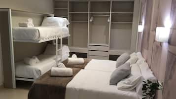 Een strijkplank/strijkijzer, internet, beddengoed