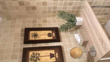 Een douche, een haardroger, handdoeken