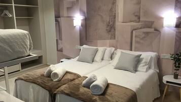 Een strijkplank/strijkijzer, internet, beddengoed