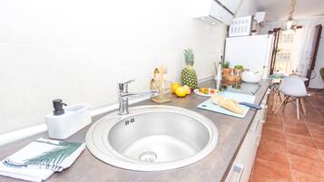 Réfrigérateur, micro-ondes, plaque de cuisson, lave-vaisselle