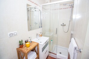 ヘアドライヤー、タオル、石鹸、シャンプー