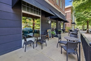 Outdoor dining - Clemson Lover's Dream Cottage (Clemson)