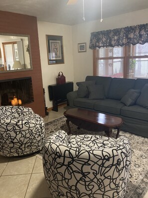 Smart TV, DVD player - Convenient, clean and cozy 3 bedroom, 2 bath overlooking idyllic lake whittemore (Spencer)