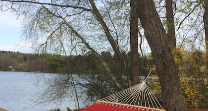 entièrement rénové 3 chambres, 2 salles de bain avec vue sur le lac idyllique whittemore