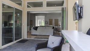 Un espace de vie moderne comprenant un canapé, une table à manger et une chaise.