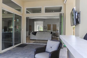 Fernseher, Kamin, Bücher, Stereoanlage