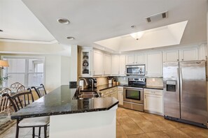 Refrigerador, microondas, horno y lavavajillas 