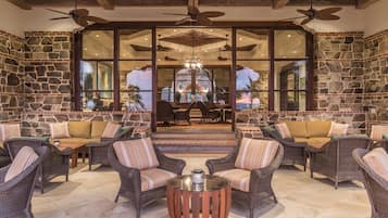 3 restaurants; breakfast, lunch, dinner, and brunch served