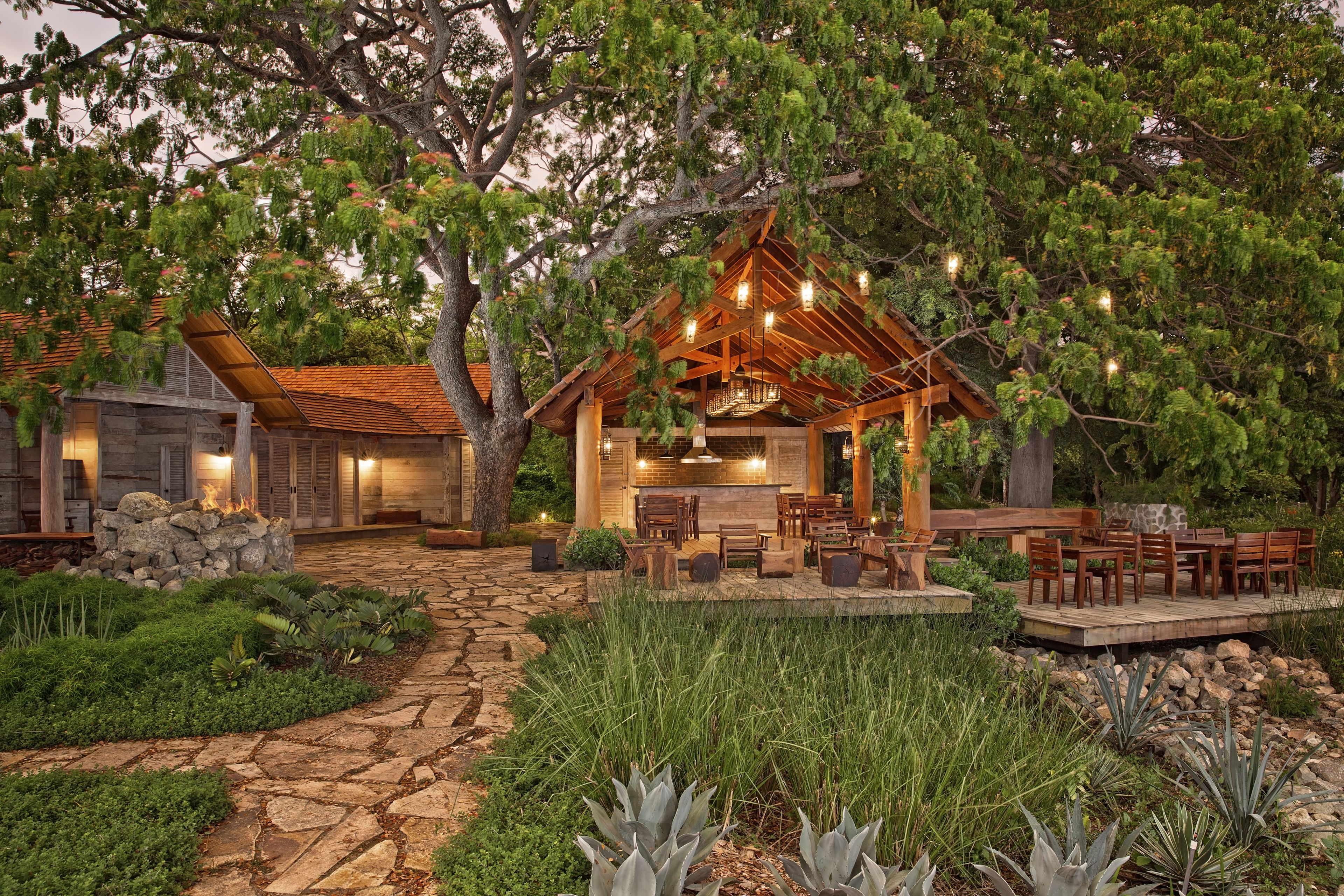 3 restaurants; breakfast, lunch, dinner, and brunch served