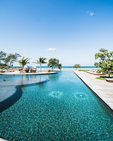 3 outdoor pools, free cabanas, sun loungers