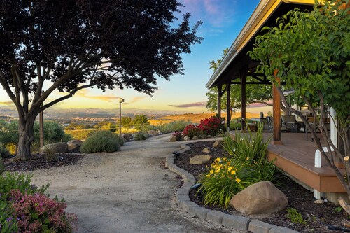 4.5 Acre Secluded Ranch w/ Panoramic Views • Fire Pit | Olive Ranch by AvantStay