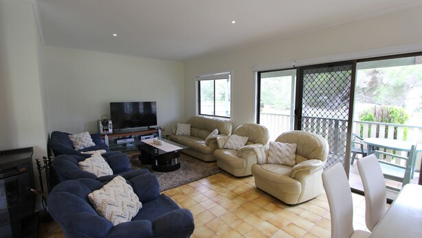 A living room with a TV, sofas, and a coffee table. - Silvanas Retreat (COWES)