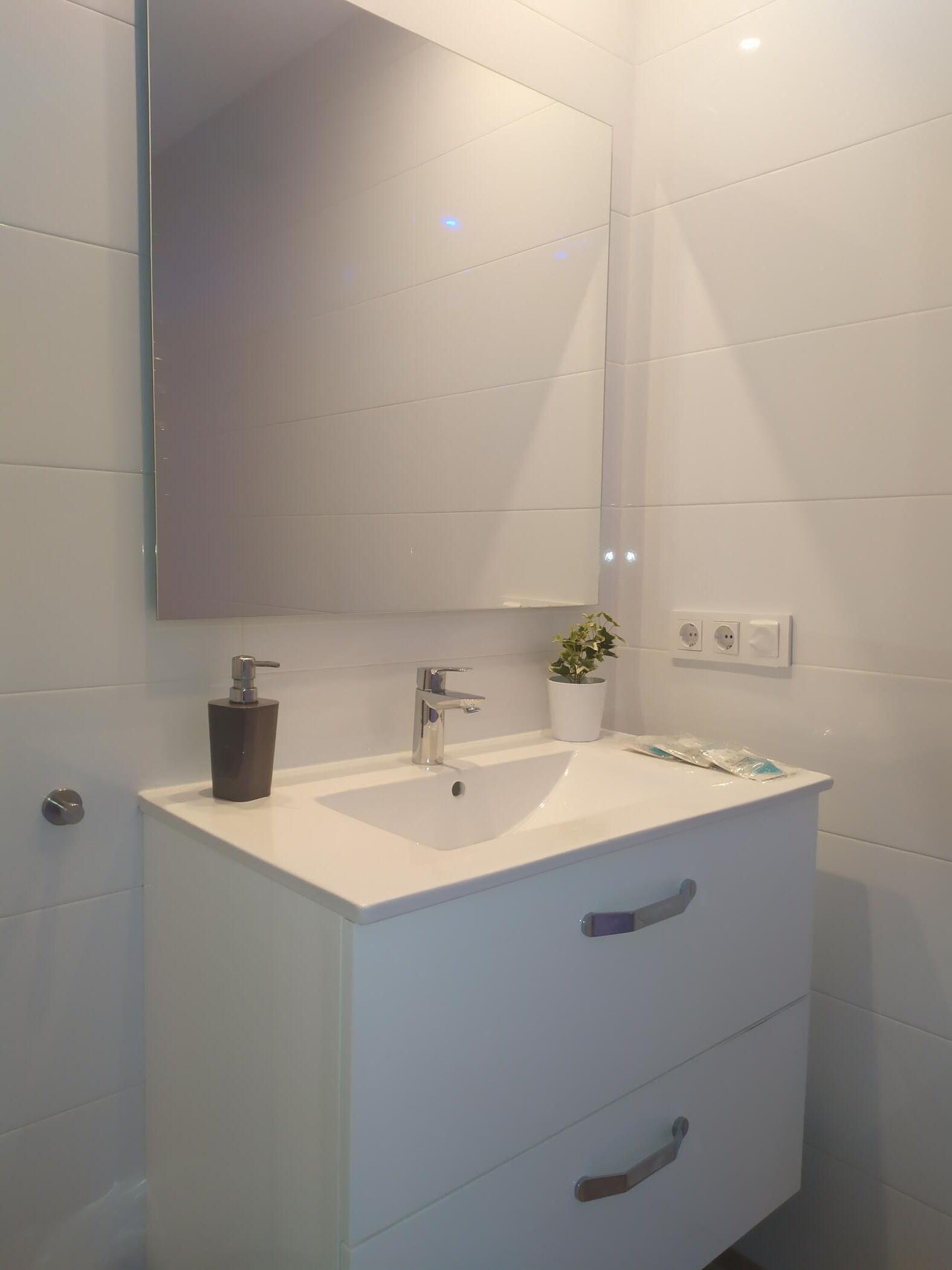 Een haardroger, handdoeken