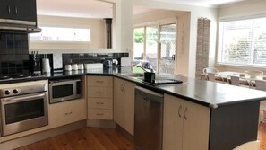 Kühlschrank, Mikrowelle, Ofen, Geschirrspüler