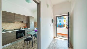 Een koelkast, een kookplaat